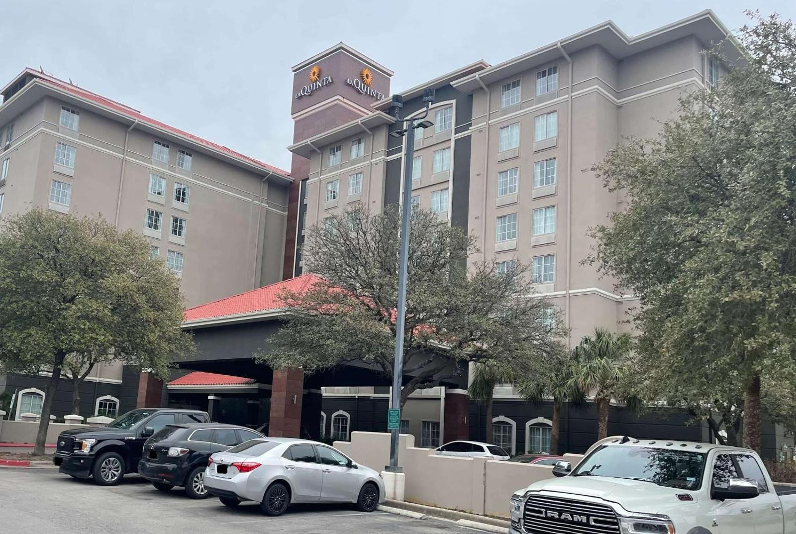 La Quinta Inn & Suites by Wyndham San Antonio Airport